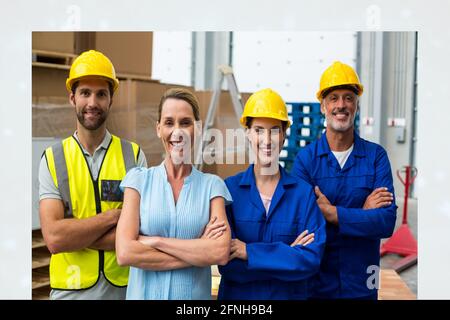 Composition de souriants hommes et femmes ouvriers d'entrepôt avec des armes croisé Banque D'Images