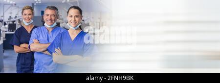 Composition des dentistes souriants de sexe masculin et féminin en chirurgie avec traînées de lumière floues Banque D'Images