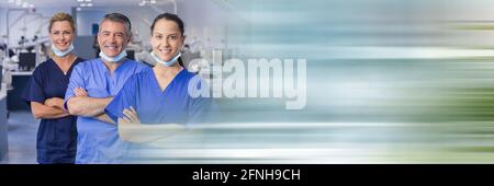 Composition des dentistes souriants de sexe masculin et féminin en chirurgie avec traînées de lumière floues Banque D'Images