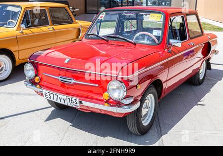 Samara, Russie - 15 mai 2021 : voiture rétro soviétique ZAZ-968 garée dans la rue de la ville Banque D'Images