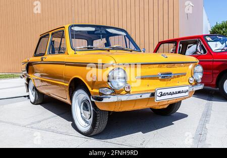 Samara, Russie - 15 mai 2021 : voiture rétro soviétique ZAZ-968 garée dans la rue de la ville Banque D'Images