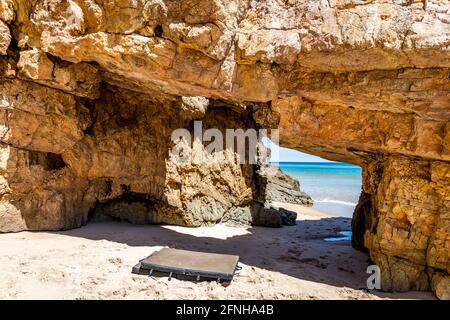 Tapis de sécurité pour grimpeurs sur la plage par les rochers abrupts de l'Algarve, Portugal, Europe Banque D'Images