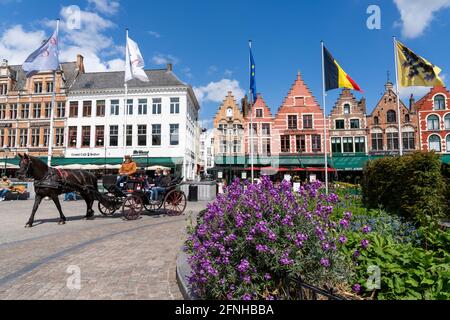 Bruges, Belgique - 12 mai 2021 : les touristes profitent d'une visite idyllique de la ville de Bruges à cheval et en calèche Banque D'Images