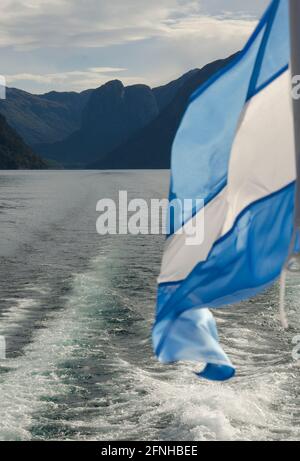 Drapeau argentin profil avec l'eau en arrière-plan. Drapeau de la nation Argentine bleu clair et blanc dans le lac nahuel huapi Banque D'Images