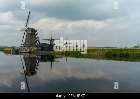 Vue sur les moulins à vent historiques datant de 18 ans de Kinderdijk, dans le sud Pays-Bas Banque D'Images