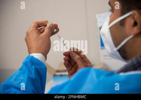 Téhéran, Iran. 17 mai 2021. Le personnel médical iranien portant un masque facial de protection charge une seringue avec le vaccin chinois de la nouvelle maladie du coronavirus Sinofarm (COVID-19) dans le complexe commercial d'Iranmall au nord-ouest de Téhéran . (Photo de Sobhan Farajvan/Pacific Press) crédit: Pacific Press Media production Corp./Alay Live News Banque D'Images