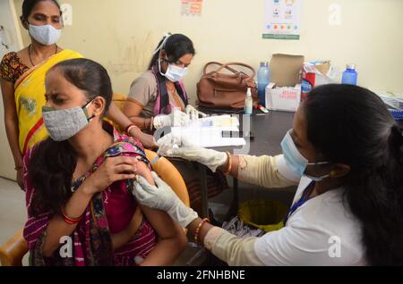 Prayagraj, Uttar Pradesh, Inde. 17 mai 2021. Prayagraj : un travailleur médical inocule le vaccin Covid19 à un bénéficiaire pendant la deuxième vague de CORONAVIRUS à Prayagraj. Credit: Prabhat Kumar Verma/ZUMA Wire/Alamy Live News Banque D'Images