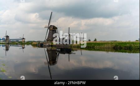 Vue sur les moulins à vent historiques datant de 18 ans de Kinderdijk, dans le sud Pays-Bas Banque D'Images