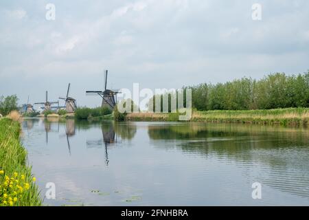 Vue sur les moulins à vent historiques datant de 18 ans de Kinderdijk, dans le sud Pays-Bas Banque D'Images