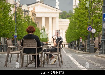 Le bar et le restaurant en plein air seront transformés en une vaste ville de cafés en plein air, rouvrant après verrouillage et restrictions, tables et chaises avec les clients manger Banque D'Images