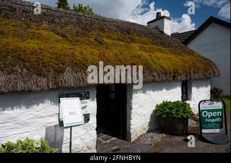 Glencoe, Écosse, Royaume-Uni - Mai 16 2021 : extérieur du musée folklorique Glencoe dans le village de Glencoe, Highlands écossais par une journée ensoleillée. Banque D'Images