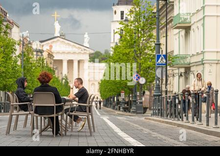 Le bar et le restaurant en plein air seront transformés en une vaste ville de cafés en plein air, rouvrant après verrouillage et restrictions, tables et chaises avec les clients manger Banque D'Images