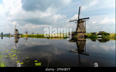 Vue sur les moulins à vent historiques datant de 18 ans de Kinderdijk, dans le sud Pays-Bas Banque D'Images