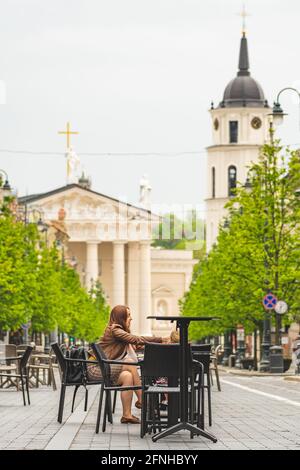 Le bar et le restaurant en plein air seront transformés en une vaste ville de cafés en plein air, rouvrant après verrouillage et restrictions, tables et chaises avec les clients manger Banque D'Images