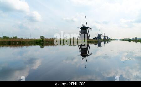 Vue sur les moulins à vent historiques datant de 18 ans de Kinderdijk, dans le sud Pays-Bas Banque D'Images