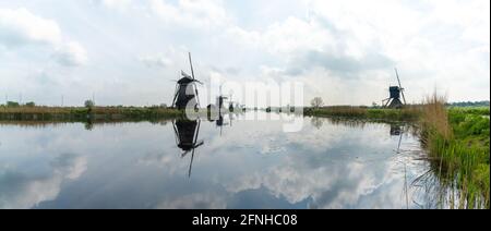 Vue panoramique sur les moulins à vent historiques datant de 18 ans à Kinderdijk in Pays-Bas du Sud Banque D'Images