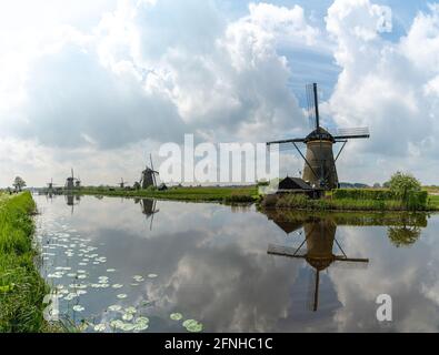 Vue sur les moulins à vent historiques datant de 18 ans de Kinderdijk, dans le sud Pays-Bas Banque D'Images