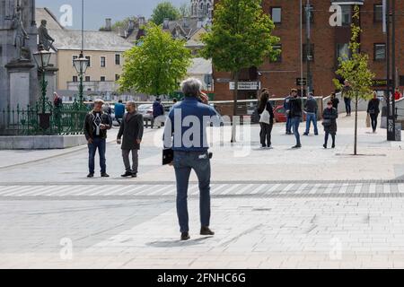 Cork, Irlande. 17 mai 2021. Les acheteurs se sont déllées en ville malgré de fortes averses, Cork, Irlande. Aujourd'hui, les acheteurs ont pris la ville dans leurs criques malgré les averses lourdes prévues, car le commerce de détail non essentiel a rouvert pour la première fois cette année. Credit: Damian Coleman/Alay Live News Banque D'Images