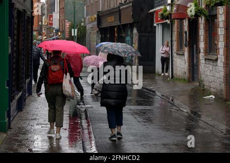 Cork, Irlande. 17 mai 2021. Les acheteurs se sont déllées en ville malgré de fortes averses, Cork, Irlande. Aujourd'hui, les acheteurs ont pris la ville dans leurs criques malgré les averses lourdes prévues, car le commerce de détail non essentiel a rouvert pour la première fois cette année. Credit: Damian Coleman/Alay Live News Banque D'Images