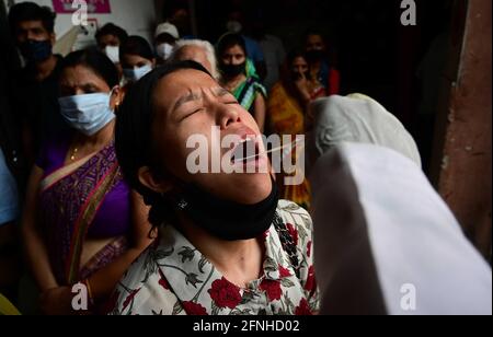 Prayagraj, Uttar Pradesh, Inde. 17 mai 2021. Prayagraj: Un travailleur médical prélève un échantillon d'écouvillon pour le test de RT-PCR au Centre de santé commun du village de Bahariya à Prayagraj. Credit: Prabhat Kumar Verma/ZUMA Wire/Alamy Live News Banque D'Images