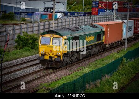 Freightliner classe 66 avec charge passe par DIRFT Banque D'Images