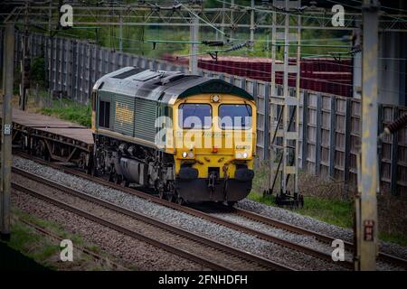 Freightliner classe 66 avec charge passe par DIRFT Banque D'Images