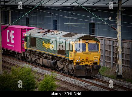 Freightliner classe 66 avec charge passe par DIRFT Banque D'Images