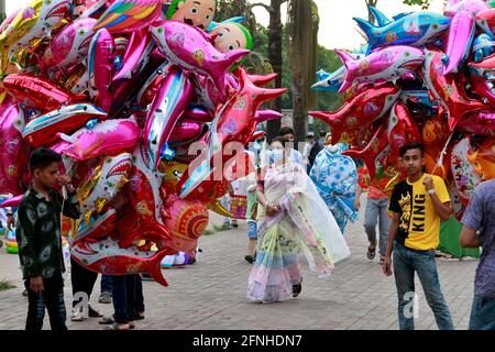 Dhaka, Bangladesh - 16 mai 2020 : Aryan Musa vend des ballons à jouets dans les rues de Dhaka, mais ses ventes sont maintenant beaucoup plus faibles qu'auparavant en raison de la Banque D'Images