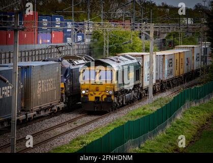 Freightliner classe 66 avec charge passe par DIRFT Banque D'Images