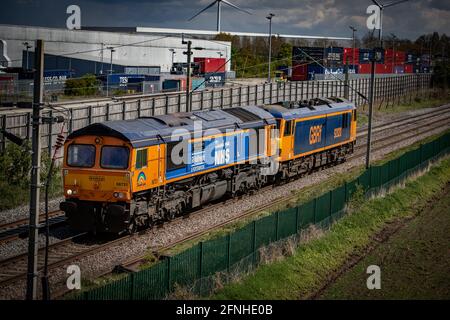 GB Railfreight Class 66 - 66731 « Captain Tom Moore », avec la classe 92 - 92020, passant DIRFT. Banque D'Images