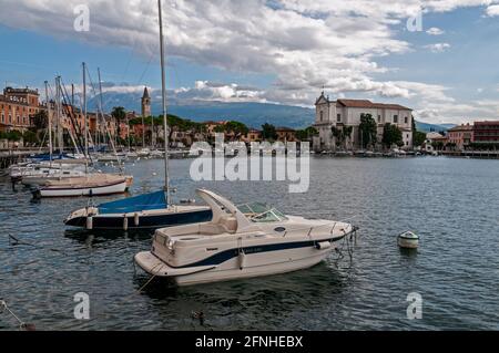 Toscolano-Maderno est une station touristique et une petite ville industrielle sur la rive ouest du lac de Garde, dans la province de Brescia, dans la région de Lombar Banque D'Images