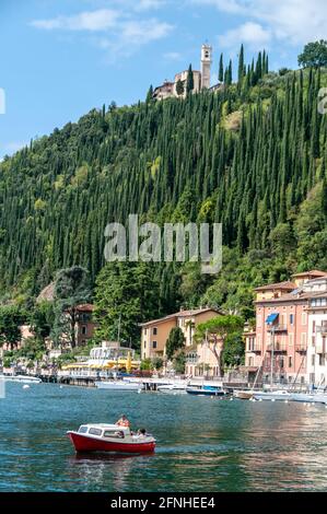 La tour de la Chiesa di Montemaderno église paroissiale de Montemaderno sur une colline surplombant Toscolano-Maderno, une station touristique et un petit industriel Banque D'Images