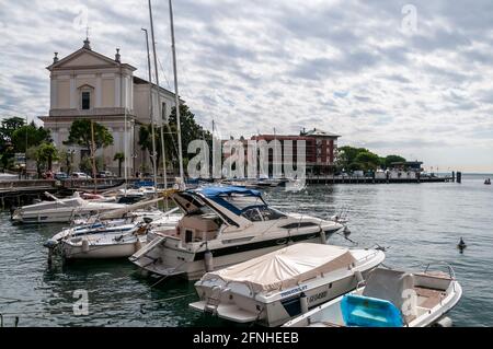 Chiesa parrocchiale di Sant'Andrea (église Pasrish de Sant'Andrea à Toscolano-Maderno, une station touristique et une petite ville industrielle sur la rive ouest Banque D'Images