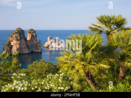 Scopello, Trapani, Sicile, Italie. Vue de flanc de colline à Faraglioni, une série de piles dans le golfe de Castellammare au large de la Tonnara di Scopello. Banque D'Images