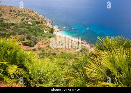 Réserve naturelle de Zingaro, Trapani, Sicile, Italie. Vue sur la côte du golfe de Castellammare à la jolie plage de Cala dell'Uzzo. Banque D'Images