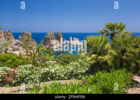 Scopello, Trapani, Sicile, Italie. Vue sur la crique rocheuse jusqu'aux Faraglioni, une série de piles dans le golfe de Castellammare au large de la Tonnara di Scopello. Banque D'Images