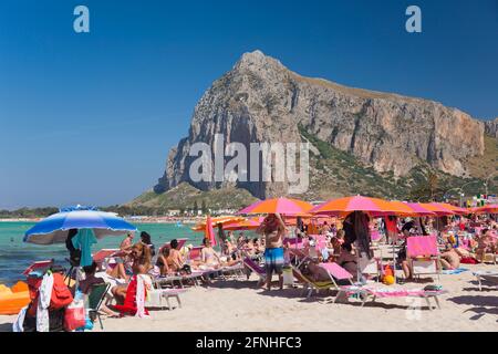 San Vito Lo Capo, Trapani, Sicile, Italie. Vue sur une plage de sable blanc idyllique jusqu'à l'imposante face nord de Monte Monaco. Banque D'Images