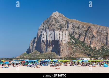 San Vito Lo Capo, Trapani, Sicile, Italie. Vue sur une plage de sable blanc idyllique jusqu'à l'imposante face nord de Monte Monaco. Banque D'Images