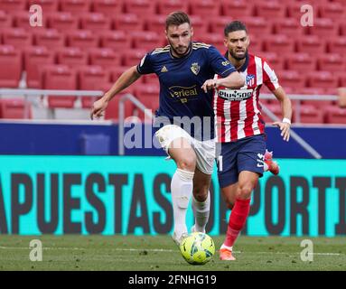 Madrid, Espagne. 16 mai 2021. Jon Moncayola (CA Osasuna) En action pendant le match de la Liga rond 36 entre Atletico Madrid et CA Osasuna au stade Wanda Metropolitano.les stades sportifs autour de l'Espagne restent soumis à des restrictions strictes en raison de la pandémie de coronavirus, car les lois de distanciation sociale du gouvernement interdisent aux fans à l'intérieur des lieux entraînant des jeux derrière des portes fermées. Note finale; Atletico Madrid 2:1 CA Osasuna. Crédit : SOPA Images Limited/Alamy Live News Banque D'Images