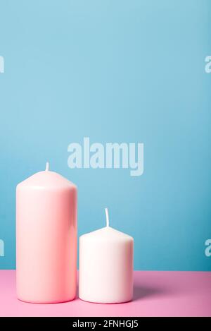 deux bougies rose blanc sur fond bleu et purpl, décoration de spa Banque D'Images