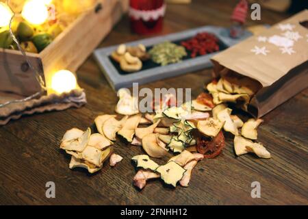 Fruits secs biologiques crus, pommes, Mangos sur une table. Fruits déshydratés Banque D'Images