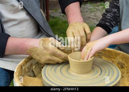 poterie - la première tentative de faire un bol d'argile Banque D'Images