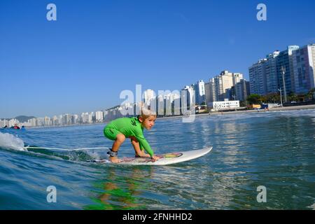 Ce garçon surfeur est dans l'eau depuis qu'il a six mois. BRÉSIL : CETTE VIDÉO qui capture un garçon de DEUX ANS surfant vous fera oublier. Imbe Banque D'Images
