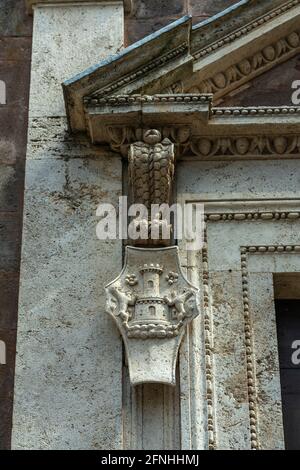 Détail du portail d'entrée de l'église de San Rocco dans le centre historique de Pitigliano. Pitigliano, Grosseto, Toscane, Italie, Europe Banque D'Images