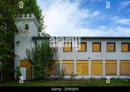 Vue de la rue dans une ancienne villa abandonnée. Banque D'Images