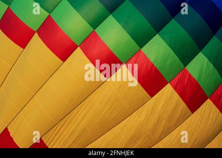 tissu coloré d'un ballon d'air chaud en jaune, rouge, vert et bleu Banque D'Images