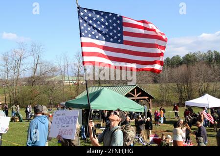 Décembre 2020. Protestation contre la fraude électorale dans une petite ville de Virginie, aux États-Unis. Jeune homme agitant le drapeau américain. Banque D'Images