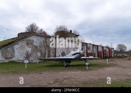 Kronstad, Russie - 10 mai 2021 : modèle de l'avion Yak-1 sur les fortifications du fort de récif de Kronstadt. Partie ouest de l'île Kotlin, Russi Banque D'Images