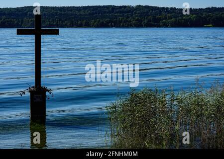 Site de la mort et de la croix commémorative du roi Ludwig II dans le lac Starnberg près de Berg. Banque D'Images