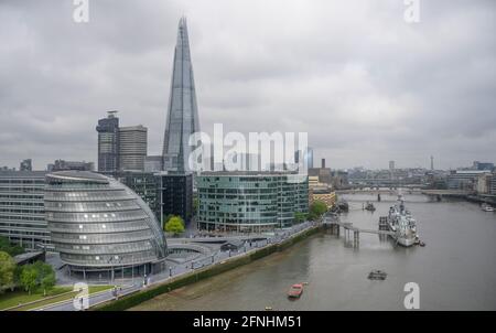 17 mai 2021. Hôtel de ville et Shard vus de la passerelle supérieure de Tower Bridge à Londres avec HMS Belfast sur la Tamise Banque D'Images